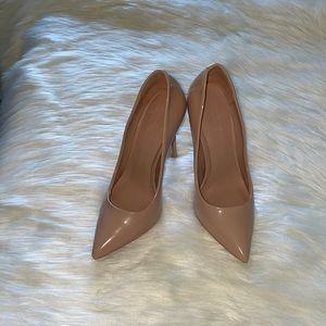 High heeled pumps
